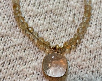 Colar com pingente de citrino facetado e detalhe de cristal.