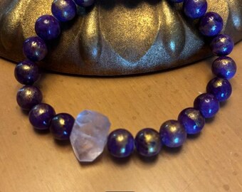 Pulseira de pedras preciosas roxas e douradas