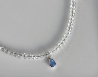 Colar com pingente de cristal facetado