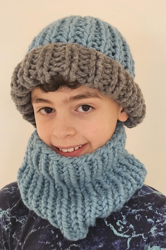 Hand-knitted Chunky Acrylic Beanie and Cowl Set: Children display picture 3