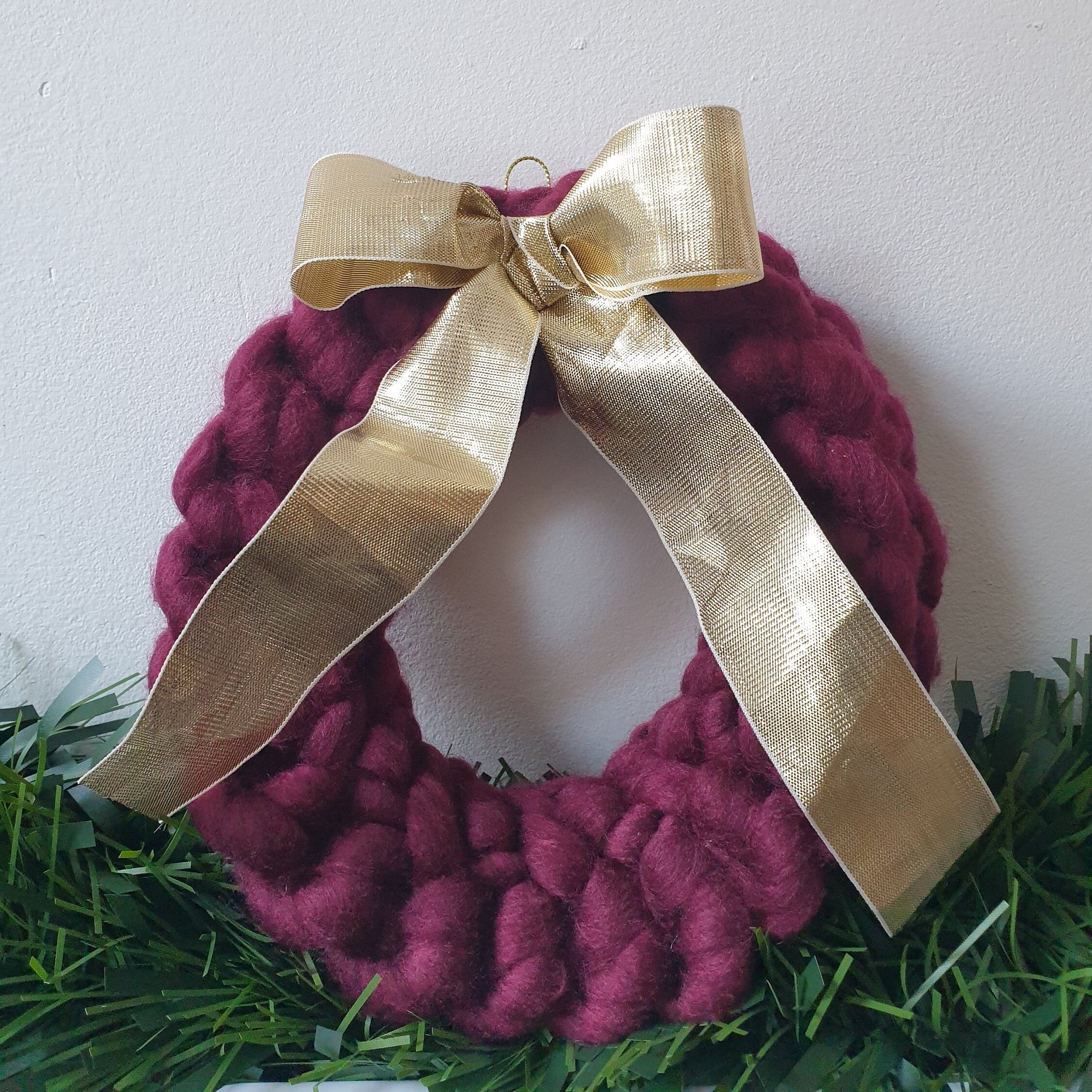 16 Cozy Christmas Wreaths to Welcome the Season 13 Hand-Knitted Chunky Knit Red Merino Wool Christmas Wreath Hanging…