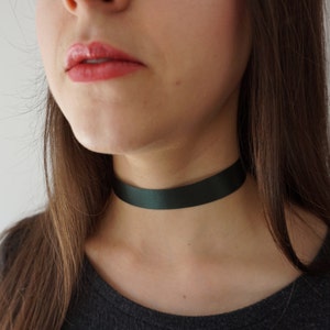 Women's Elegant White/ Emerald Green/Navy Blue Satin Ribbon Choker Necklace with Adjustable Fastenings Green
