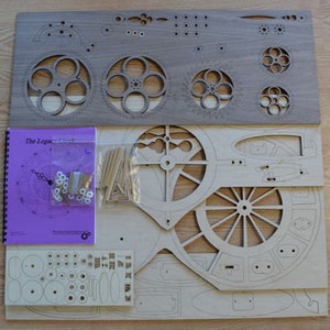 Pu&ograve; includere: Un kit di modellismo in legno di un orologio con un libretto di istruzioni dettagliato. Il kit comprende vari pezzi di legno, tra cui ingranaggi, ruote e un quadrante dell'orologio. Il kit &egrave; confezionato in un sacchetto di plastica trasparente.
