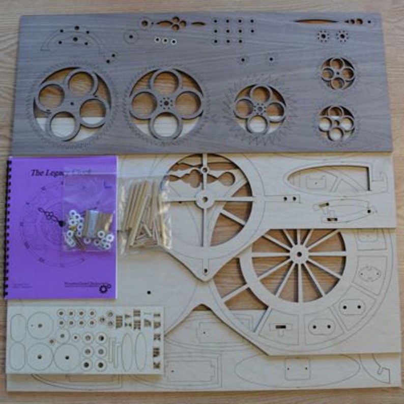 Pu&ograve; includere: Un kit di modellismo in legno di un orologio con un libretto di istruzioni dettagliato. Il kit comprende vari pezzi di legno, tra cui ingranaggi, ruote e un quadrante dell'orologio. Il kit &egrave; confezionato in un sacchetto di plastica trasparente.