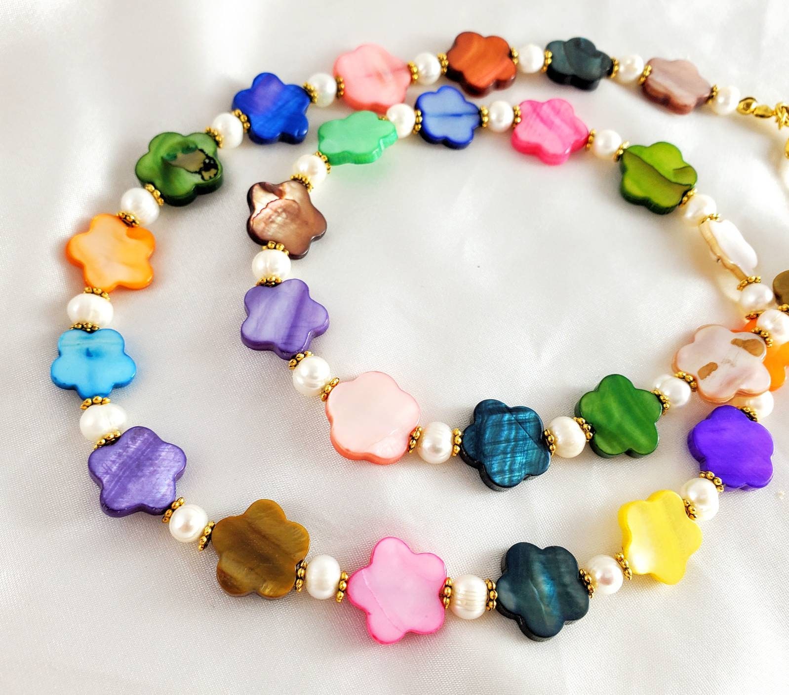 Mehrfarbige blütenförmige Perlmutt & weiße Süßwasserperlen | Etsy