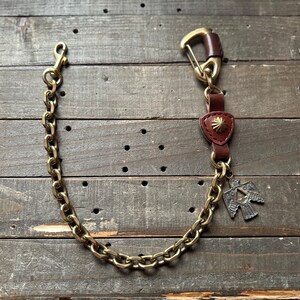 Cadena de billetera de latón macizo con insignia de cuero hecha a mano
