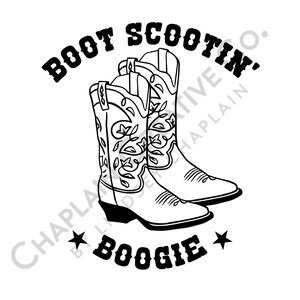 Pode incluir: Gráfico a preto e branco de um par de botas de cowboy com detalhes florais. As palavras "Boot Scootin' Boogie" estão arqueadas acima e abaixo das botas. Duas estrelas ladeiam a palavra "Boogie".