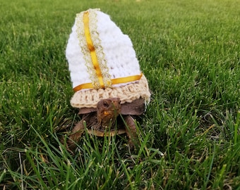 Disfraz de crochet inspirado en el sombrero del Papa para tortugas