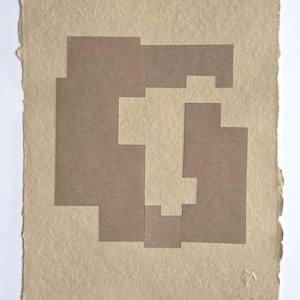 Puede incluir: Obra de arte abstracta sobre papel texturizado. La pieza presenta un diseño geométrico compuesto por formas rectangulares marrones y beige superpuestas. El papel tiene un borde irregular, lo que añade a su estética artesanal.
