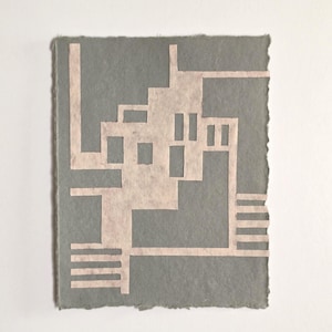 Puede incluir: Una obra de arte abstracta rectangular con un fondo gris y un dise&ntilde;o geom&eacute;trico rosa claro. El dise&ntilde;o presenta l&iacute;neas rectas y formas rectangulares, creando una sensaci&oacute;n moderna y arquitect&oacute;nica. Los bordes del papel son &aacute;speros e irregulares.