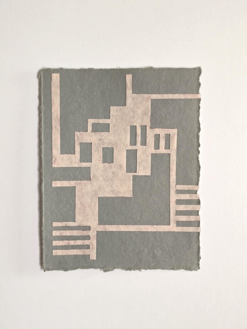 Puede incluir: Una obra de arte abstracta rectangular con un fondo gris y un dise&ntilde;o geom&eacute;trico rosa claro. El dise&ntilde;o presenta l&iacute;neas rectas y formas rectangulares, creando una sensaci&oacute;n moderna y arquitect&oacute;nica. Los bordes del papel son &aacute;speros e irregulares.