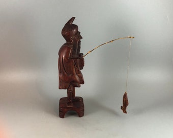Escultura em madeira de um homem pescando - Pescador bem-sucedido voltando para casa