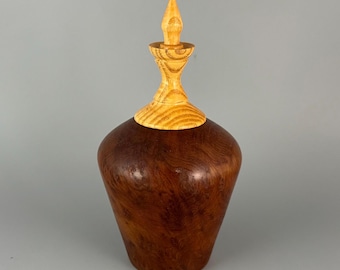 Pote de madeira torneada à mão com tampa ornamentada - Caixa com acabamento em madeira bicolor - Altura: 16,5 cm