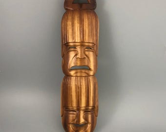Máscaras de madeira para pendurar na parede representando comédia e tragédia - Risos e choros empilhados