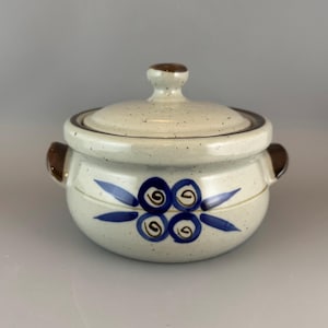 Caçarola pequena de cerâmica com tampa e desenho pintado à mão.