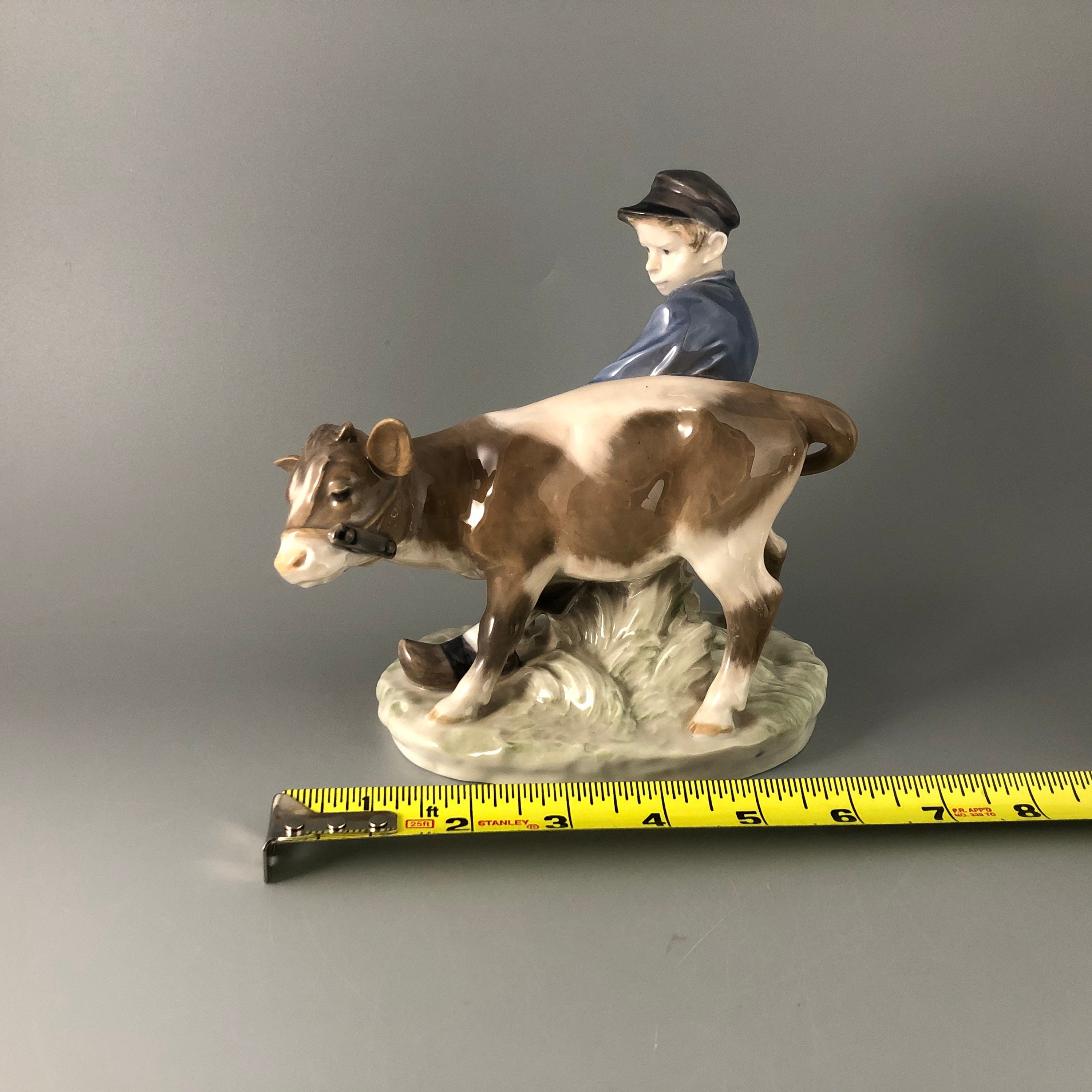 子牛を連れた少年　＃772　★ロイヤルコペンハーゲン　デンマーク　ヴィンテージ Royal Copenhagen Denmark Boy holding Cow #772 by Christian Thomsen