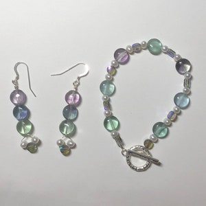 Fluorite, white cultured pearls and paradise shine swarovski crystal bracelet and matching earrings is beautiful.