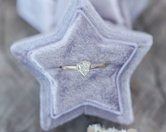 Velvet Star Ring Box in Mauve