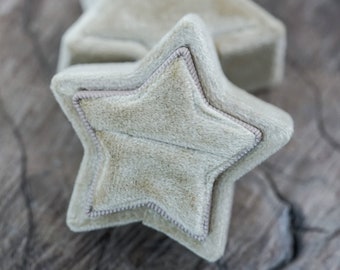 Velvet Star Ring Box in Pale Gold