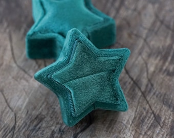 Velvet Star Ring Box in Emerald Green