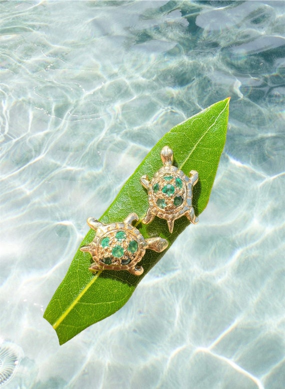 Adorable 10k yellow gold emerald turtle earrings