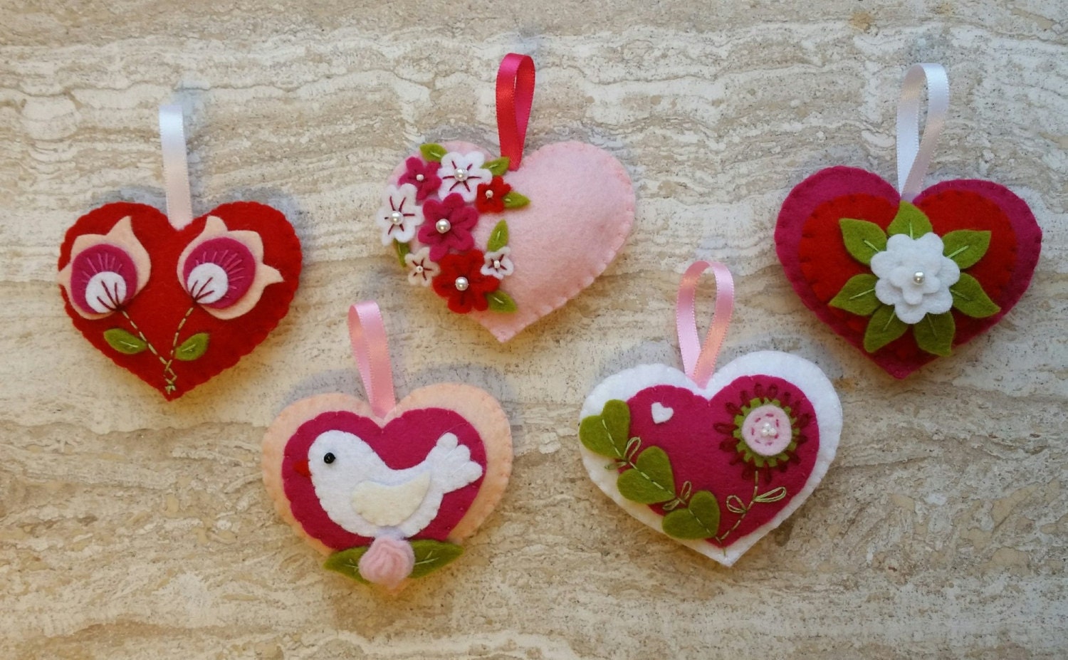 Winlyn 24 Sets Valentine's Day Heart Ornaments Decorations DIY Felt Heart  Valentine Craft Kits Assorted Felt Heart Stickers Googly Eyes for Kids