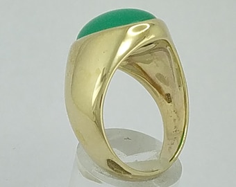 Signet ring set with a beautiful green Chrystoprase gem stone. In solid 9 k gold.