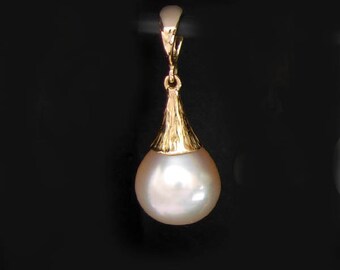 South Seas Pearl Pendant with 18 carat gold Pixie cap,  textured, shiny finish.