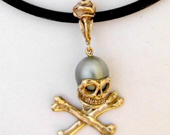 Smiling Skull and Cross Bones Pendant natural Black Pearl rose loop in 9 k gold