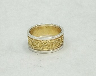 Celtic Entwined Pattern Band Ring in a solid 9 K gold with sterling silver rails.