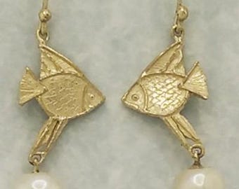 Coral reef Angle Fish with Baroque pearl earrings. In 9 K gold