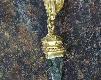 Ancient Arrow Head Pendant with twisted wire design in solid 18 K gold.