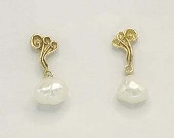 Splashing pattern stud earrings with hanging drop Baroque Fresh water Pearls. Elegant, In solid 9 carat gold. Hand made