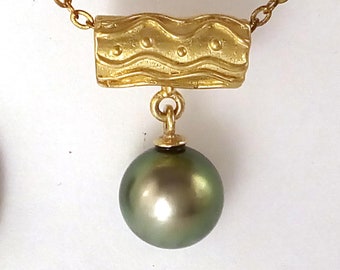 Tahitian Round Black Pearl Pendant with raised wave pattern on the tubular chain loop, in 9 carat gold.