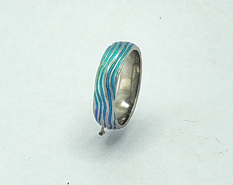 Titanium ring Sea blue, turquoise, coloured, with flowing, rippling, wavy design.