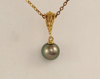 Tahitian Black Pearl Pendant with an articulated, Lace net bail in solid 9 carat gold.