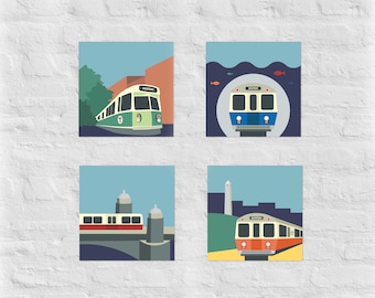Op de afbeelding: Vier illustraties van Bostonse metrotreinen. De eerste afbeelding toont een groene trein met het woord "BOSTON" aan de voorkant. De tweede afbeelding toont een blauwe trein met het woord "BOSTON" aan de voorkant. De derde afbeelding toont een witte trein met een rode streep en het woord "BOSTON" aan de voorkant. De vierde afbeelding toont een witte trein met een rode streep en het woord "BOSTON" aan de voorkant.