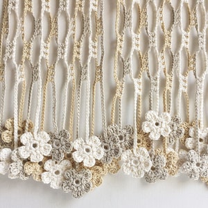 Almond & Cream  flowery crochet echarpe