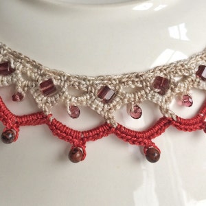 Collar de ganchillo de cuello de cuentas marrón claro y malva