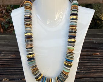 Collana con bottone metallico color acquamarina e oro