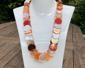 Collana con bottone perlato arancione e marrone