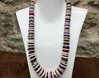 Collana con bottone riciclato nero, bianco e rosa