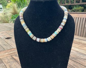 Delicata collana con bottone riciclato multicolore e panna
