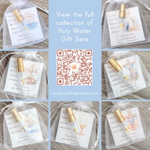 Puede incluir: Una colecci&oacute;n de siete frascos peque&ntilde;os de vidrio transparente con tapas doradas, que contienen agua bendita y est&aacute;n empaquetados en bolsas de organza blanca con tarjetas impresas que muestran ilustraciones religiosas y el texto The Lord bless you and keep you.