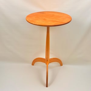 Stolik na świece Shaker: stojak z drewna wiśniowego z ręcznie polerowanym wykończeniem