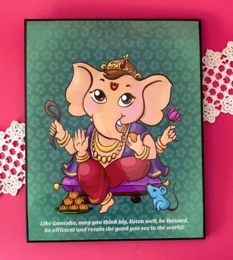 Puede incluir: Una ilustraci&oacute;n colorida de Ganesha, el dios hind&uacute; de la sabidur&iacute;a y la prosperidad, con una cita sobre pensar en grande, escuchar bien y estar concentrado. La ilustraci&oacute;n presenta a Ganesha sentado en un trono con un rat&oacute;n a sus pies.