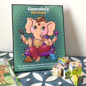 Puede incluir: Una ilustraci&oacute;n colorida de Ganesha, el dios hind&uacute; de la sabidur&iacute;a y la prosperidad, con el texto "Ganesha's Blessings" en la parte superior. La imagen est&aacute; rodeada de un fondo verde con patrones florales.