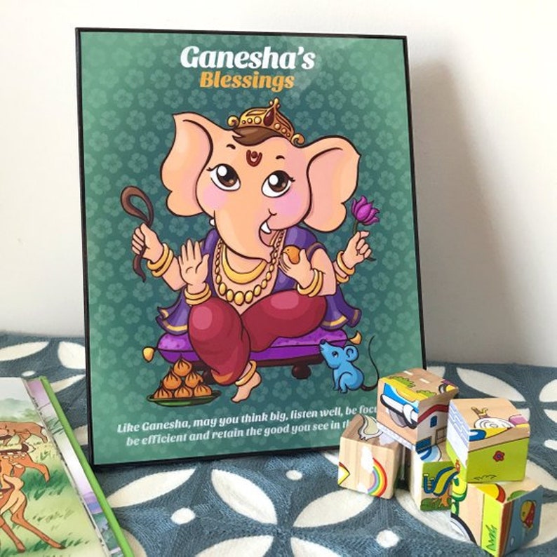 Puede incluir: Una ilustraci&oacute;n colorida de Ganesha, el dios hind&uacute; de la sabidur&iacute;a y la prosperidad, con el texto "Ganesha's Blessings" en la parte superior. La imagen est&aacute; rodeada de un fondo verde con patrones florales.