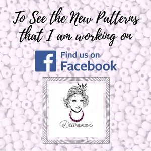 K&ouml;nnte beinhalten: Wei&szlig;e Perlen mit einem blauen und wei&szlig;en Facebook-Logo mit dem Text "Find us on Facebook". Eine Schwarzwei&szlig;illustration einer Frau mit Hut und Halskette mit dem Text "DecoBeading" darunter.