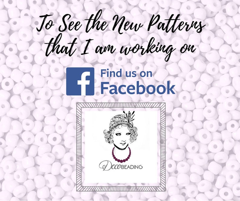 K&ouml;nnte beinhalten: Wei&szlig;e Perlen mit einem blauen und wei&szlig;en Facebook-Logo mit dem Text "Find us on Facebook". Eine Schwarzwei&szlig;illustration einer Frau mit Hut und Halskette mit dem Text "DecoBeading" darunter.